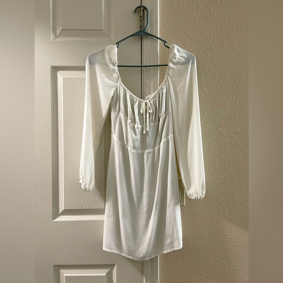 White dress. Got it from Aritzia. Only wore it once. Fits perfectly. - Picture 1 of 3